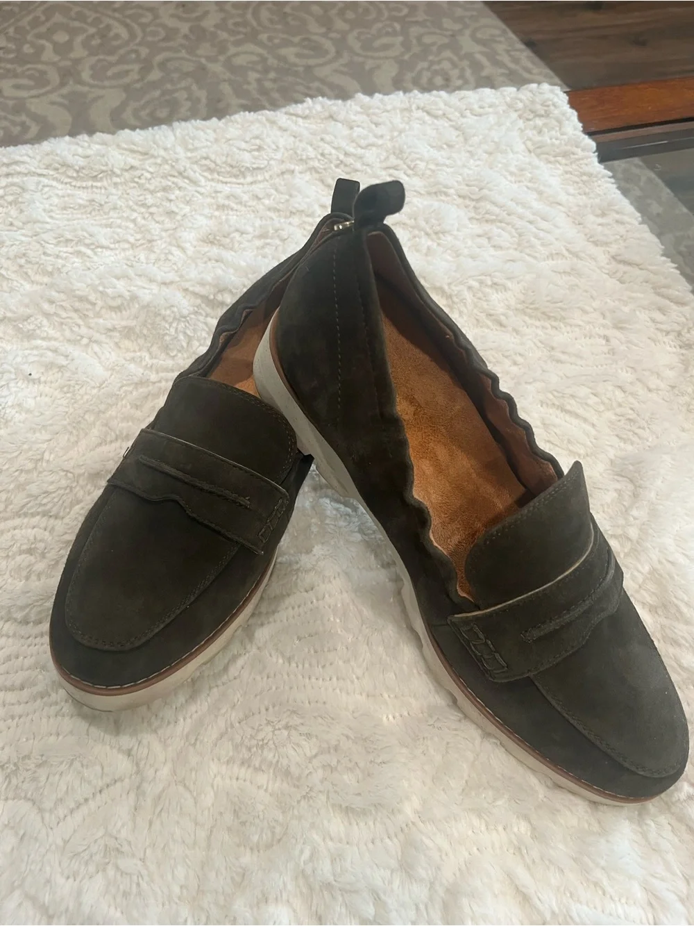 Vionic Cynthia II khaki suede preppy/professional loafer 9 cushioned footbed